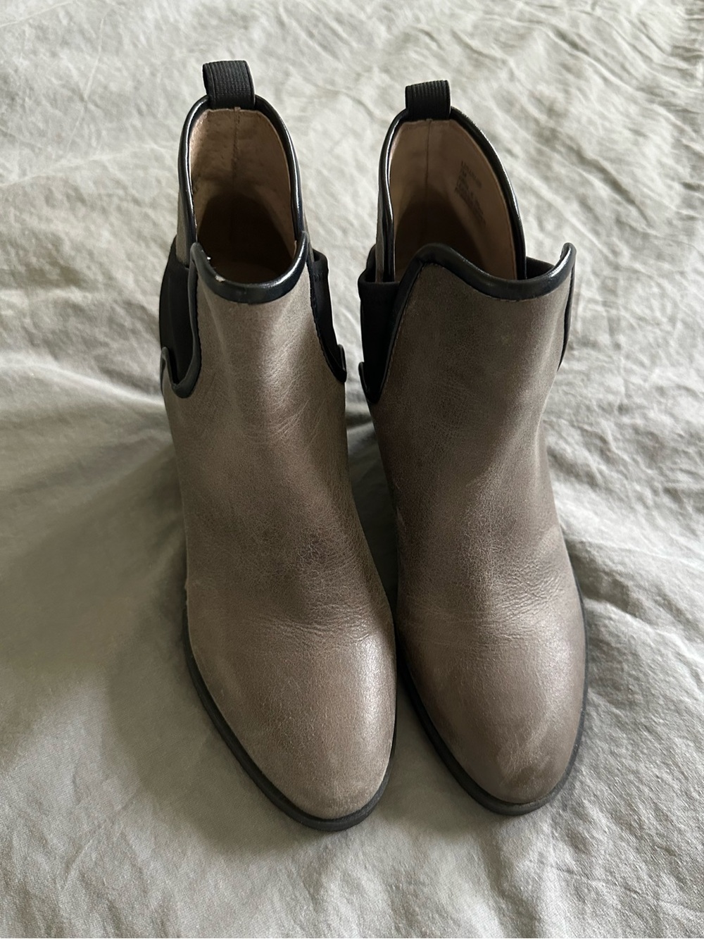 DONALD PLINER Natural Texture Grey Taupe pull-on Wedge Booties 7.5 M